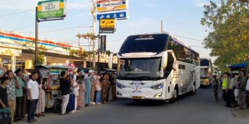 Bus rombongan jemaah haji Kloter 34 SOC tiba di kawasan Gedung IPHI Demak, Minggu sore, 14 Juni 2026. (M. Burhanuddin Aslam/Lingkarjateng.id)