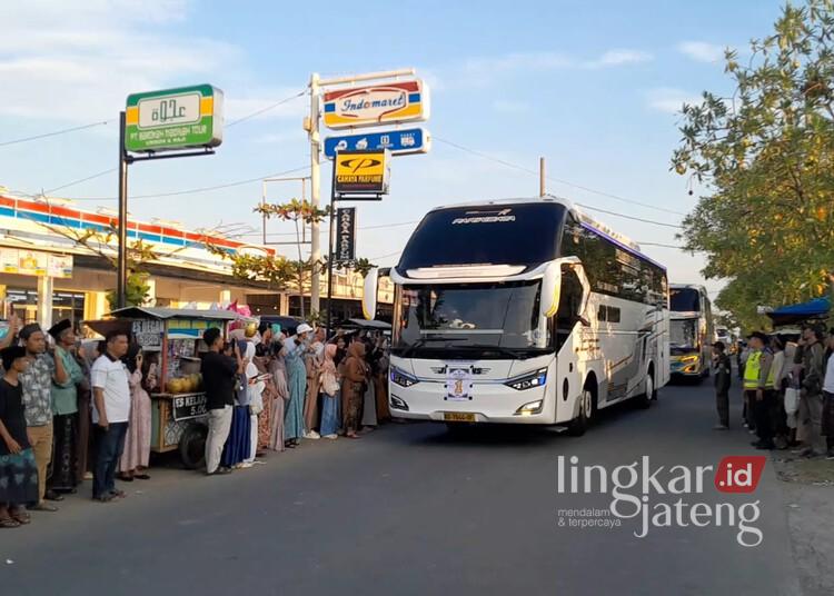 Bupati Demak Sambut Kepulangan Jemaah Haji Kloter 34, Doakan Jadi Haji Mabrur 25 Bus rombongan jemaah haji Kloter 34 SOC tiba di kawasan Gedung IPHI Demak, Minggu sore, 14 Juni 2026. (M. Burhanuddin Aslam/Lingkarjateng.id)