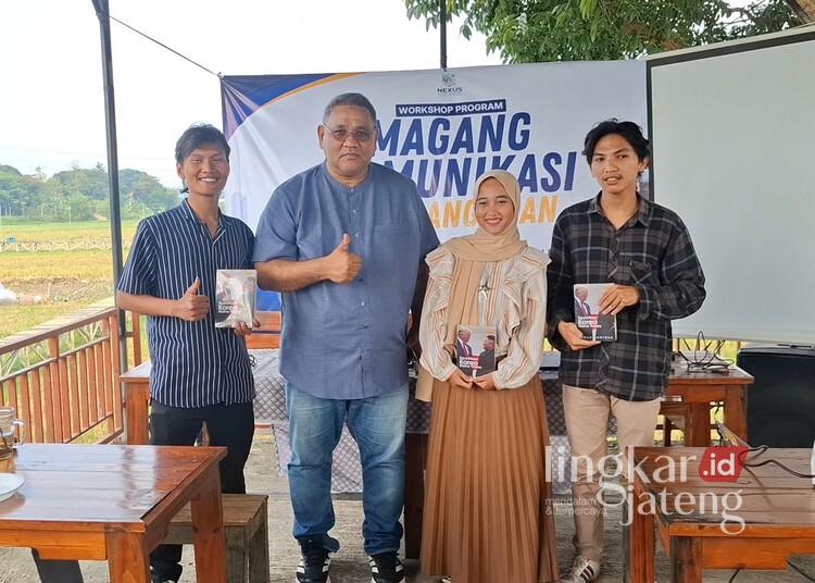 Ketua Umum JSMI, Teguh Santosa, berfoto dengan peserta workshop magang komunikasi yang digelar Nexus Digital Strategy di Kecamatan Bergas, Kabupaten Semarang, Rabu, 3 Juni 2026. (Rizky Syahrul Al-Fath/Lingkarjateng.id)