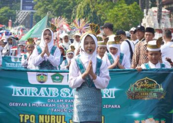 Dilepas Bupati Wiwit, Kirab 1.000 Santri Meriahkan Tahun Baru Islam 1448 H di Jepara
