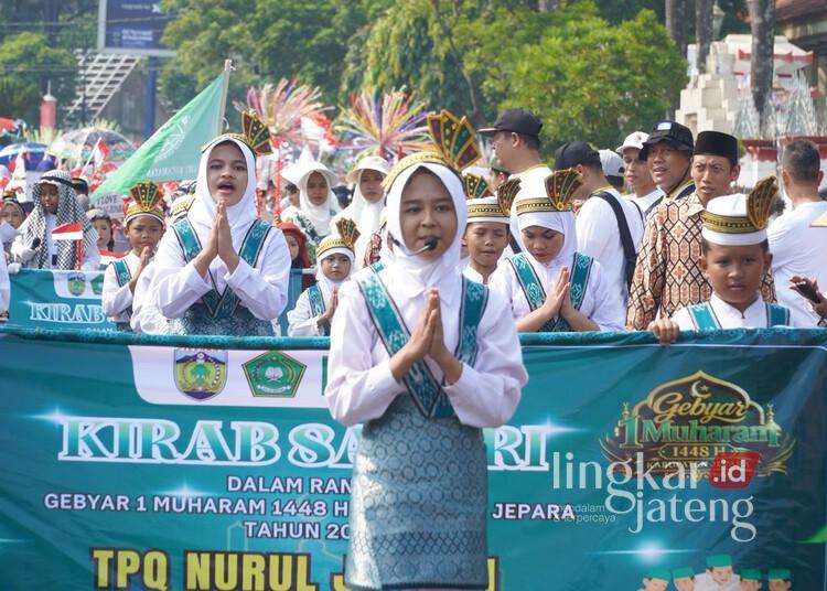 Dilepas Bupati Wiwit, Kirab 1.000 Santri Meriahkan Tahun Baru Islam 1448 H di Jepara 25 Santri mengikuti Kirab Gebyar Muharram di Alun-alun Jepara, Selasa, 16 Juni 2026. (Tomi Budianto/Lingkarjateng.id)