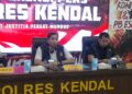 Mayat Perempuan di Selokan Jalan Weleri Kendal Ternyata Dibunuh Pacar, Ini Motifnya 34 Kasat Reskrim Polres Kendal, AKP Bondan Wicaksono, menyampaikan pengungkapan kasus pembunuhan perempuan di Jalan Arteri Weleri dalam konferensi Pers di Mapolres Kendal, Selasa, 23 Juni 2026. (Anik Kustiani/Lingkarjateng.id)