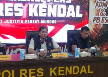 Kasat Reskrim Polres Kendal, AKP Bondan Wicaksono, menyampaikan pengungkapan kasus pembunuhan perempuan di Jalan Arteri Weleri dalam konferensi Pers di Mapolres Kendal, Selasa, 23 Juni 2026. (Anik Kustiani/Lingkarjateng.id)