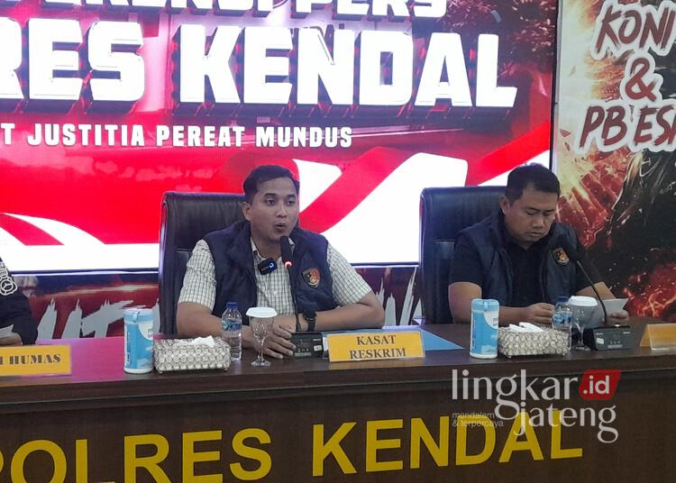 Mayat Perempuan di Selokan Jalan Weleri Kendal Ternyata Dibunuh Pacar, Ini Motifnya 25 Kasat Reskrim Polres Kendal, AKP Bondan Wicaksono, menyampaikan pengungkapan kasus pembunuhan perempuan di Jalan Arteri Weleri dalam konferensi Pers di Mapolres Kendal, Selasa, 23 Juni 2026. (Anik Kustiani/Lingkarjateng.id)