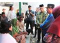 Bupati Rembang, Harno (berkaos biru), meninjau dan menyalurkan bantuan kepada Asmiah (65), korban kebakaran Desa Balongmulyo, Kecamatan Kragan pada Senin, 15 Juni 2026. (Vicky Rio/Harianmuria.com)