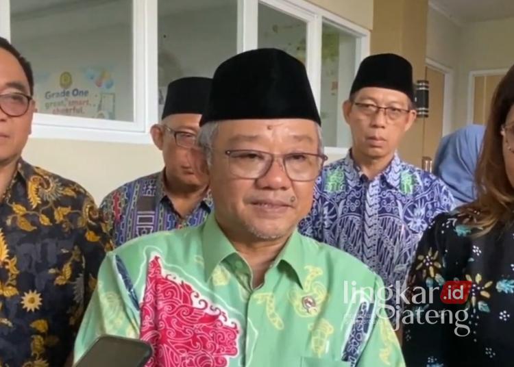 Menteri Pendidikan Dasar dan Menengah (Mendikdasmen) Abdul Mu'ti saat menghadiri peresmian International Class Program SD Aisyiyah Multilingual Darussalam Kudus sekaligus pembangunan lantai 3 Kampus 2, Sabtu, 13 Juni 2026. (Ahmad Abror/Lingkarjateng.id)