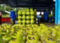 Antisipasi Kelangkaan LPG 3 Kg, Blora Ajukan Tambahan 52 Ribu Tabung ke Pertamina 35 Proses pengisian LPG 3 Kg di Stasiun Pengisian Bulk Elpiji. (Eko Wicaksono/Lingkarjateng.id)