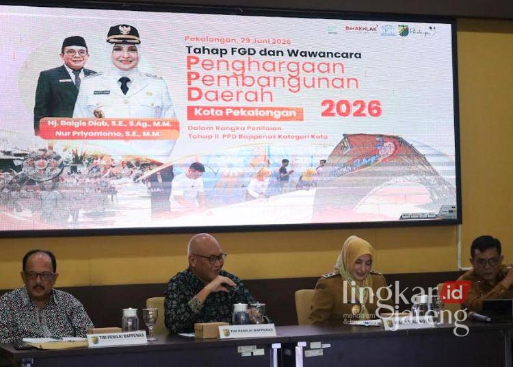 Lolos Tahap II PPD 2026, Pemkot Pekalongan Andalkan Kolaborasi dan Inovasi Layanan Publik 25 Wakil Wali Kota Pekalongan Balgis Diab (kedua kanan) dalam agenda Penilaian Penghargaan Pembangunan Daerah (PPD) Tahun 2026 tahap dua di Ruang Buketan, Kantor Sekretariat Daerah Kota Pekalongan, Senin, 26 Juni 2026. (Fahri Akbar/Lingkarjateng.id)