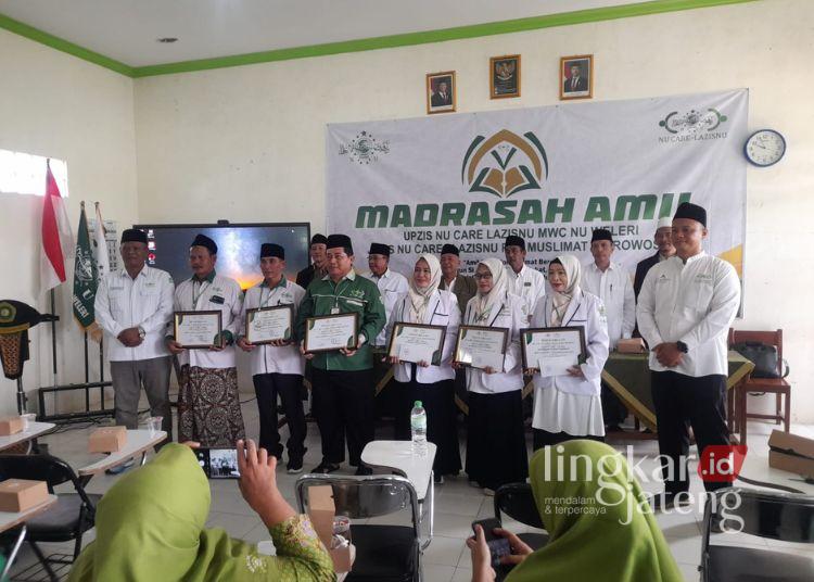 Penyerahan penghargaan 3 ranting terbaik di Kecamatan Weleri dan Kecamatan Rowosari dalam kegiatan Madrasah Amil 2026 di Gedung SMK NU Weleri, Kecamatan Weleri, Kabupaten Kendal, Minggu 21 Juni 2026. (Anik Kustiani/Lingkarjateng.id)