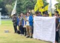 Massa mahasiswa dari Pergerakan Mahasiswa Islam Indonesia (PMII) Cabang Kudus demo di halaman Pendapa Kabupaten Kudus, Senin, 22 Juni 2026. (dok for Harianmuria.com)