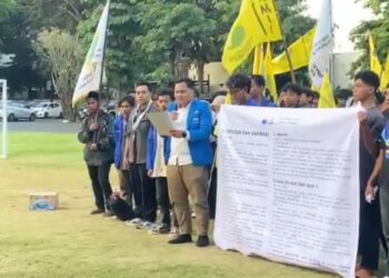 Massa mahasiswa dari Pergerakan Mahasiswa Islam Indonesia (PMII) Cabang Kudus demo di halaman Pendapa Kabupaten Kudus, Senin, 22 Juni 2026. (dok for Harianmuria.com)