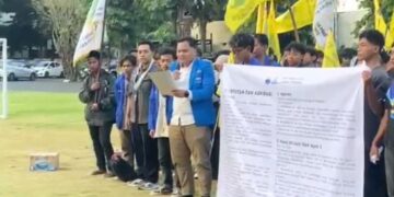 Massa mahasiswa dari Pergerakan Mahasiswa Islam Indonesia (PMII) Cabang Kudus demo di halaman Pendapa Kabupaten Kudus, Senin, 22 Juni 2026. (dok for Harianmuria.com)