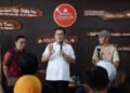 Menteri Perdagangan (Mendag) Budi Santoso berdiskusi dengan sekitar pelaku UMKM sektor kuliner, fesyen dan kerajinan tangan di Toko Oleh-Oleh dan Wisata Edukasi Argotelo, Salatiga, Kamis, 18 Juni 2026. (Dok Kemendag/Lingkarjateng.id)