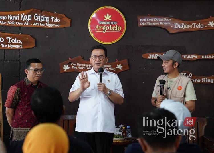 Mendag Ajak UMKM Salatiga Tembus Pasar Ekspor, Fasilitasi Akses Jaringan Luar Negeri 25 Menteri Perdagangan (Mendag) Budi Santoso berdiskusi dengan sekitar pelaku UMKM sektor kuliner, fesyen dan kerajinan tangan di Toko Oleh-Oleh dan Wisata Edukasi Argotelo, Salatiga, Kamis, 18 Juni 2026. (Dok Kemendag/Lingkarjateng.id)