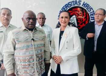 Menteri Hak Asasi Manusia (HAM) RI, Natalius Pigai (kiri) menjawab pertanyaan wartawan usai menghadiri festival HAM di Kampus UKSW Salatiga, Kamis, 11 Juni 2026. (Angga Rosa/Lingkarjateng.id)