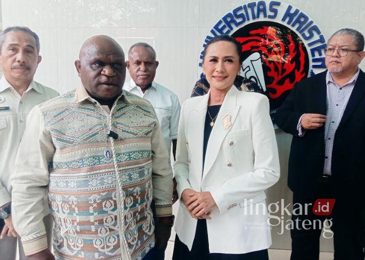 Menteri HAM ke Salatiga Ungkap Pemerintah Siapkan UU Hak-Hak Neurologis, Apa Itu? 25 Menteri Hak Asasi Manusia (HAM) RI, Natalius Pigai (kiri) menjawab pertanyaan wartawan usai menghadiri festival HAM di Kampus UKSW Salatiga, Kamis, 11 Juni 2026. (Angga Rosa/Lingkarjateng.id)