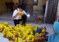 Warga mengembalikan Minyakita bantuan pangan ke Kantor Desa Pilangsari, Kecamatan Sayung, Kabupaten Demak, Senin, 29 Juni 2026. (M. Burhanuddin Aslam/Lingkarjateng.id)