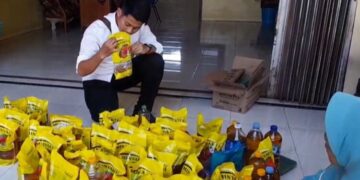 Warga mengembalikan Minyakita bantuan pangan ke Kantor Desa Pilangsari, Kecamatan Sayung, Kabupaten Demak, Senin, 29 Juni 2026. (M. Burhanuddin Aslam/Lingkarjateng.id)