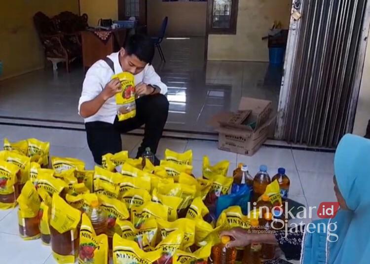 Warga mengembalikan Minyakita bantuan pangan ke Kantor Desa Pilangsari, Kecamatan Sayung, Kabupaten Demak, Senin, 29 Juni 2026. (M. Burhanuddin Aslam/Lingkarjateng.id)