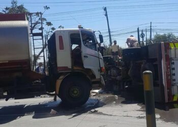 Mobil damkar milik Pemkab Demak terguling usai bertabrakan dengan truk tangki di Jalan Pantura Demak-Semarang, Selasa, 30 Juni 2026. (M. Burhanuddin Aslam/Lingkarjateng.id)