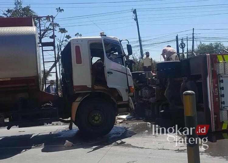 Mobil damkar milik Pemkab Demak terguling usai bertabrakan dengan truk tangki di Jalan Pantura Demak-Semarang, Selasa, 30 Juni 2026. (M. Burhanuddin Aslam/Lingkarjateng.id)
