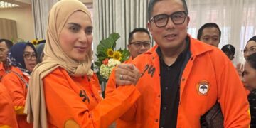 Ketua Pimpinan Daerah Kolektif (PDK) Kosgoro 1957 Jawa Tengah, Mohammad Saleh, memberikan dukungan kepada Bendahara Umum, Sari Yuliati. (dok for Lingkarjateng.id)