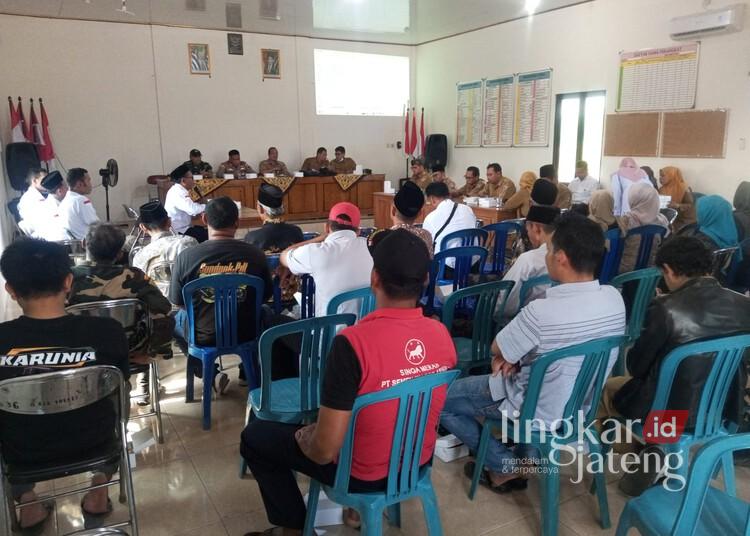 Pesta Miras di Kantor, 4 Perangkat Desa Turitempel Demak Disanksi SP 2 dan Skorsing 25 Suasana musdesus di Balai Desa Turitempel, Kecamatan Guntur, Kabupaten Demak, Senin, 15 Juni 2026. (M. Burhanuddin Aslam/Lingkarjateng.id)