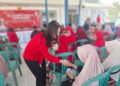 Wakil Ketua Bidang Pemuda, Olahraga, dan Pariwisata DPC PDIP Kabupaten Kendal, Nattaya Kenenza, bercengkerama dengan warga yang mengikuti cek kesehatan gratis di Kecamatan Boja, Rabu, 10 Juni 2026. (Unggul Priambodo/Lingkarjateng.id)