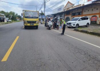 TKP: Tim Satlantas Polres Jepara memeriksa lokasi kecelakaan motor vs mikrobus di Jalan Raya Jepara-Kudus Desa Ngabul, Kecamatan Tahunan, Kabupaten Jepara pada Rabu, 24 Juni 2026. (dok for Lingkarjateng.id)