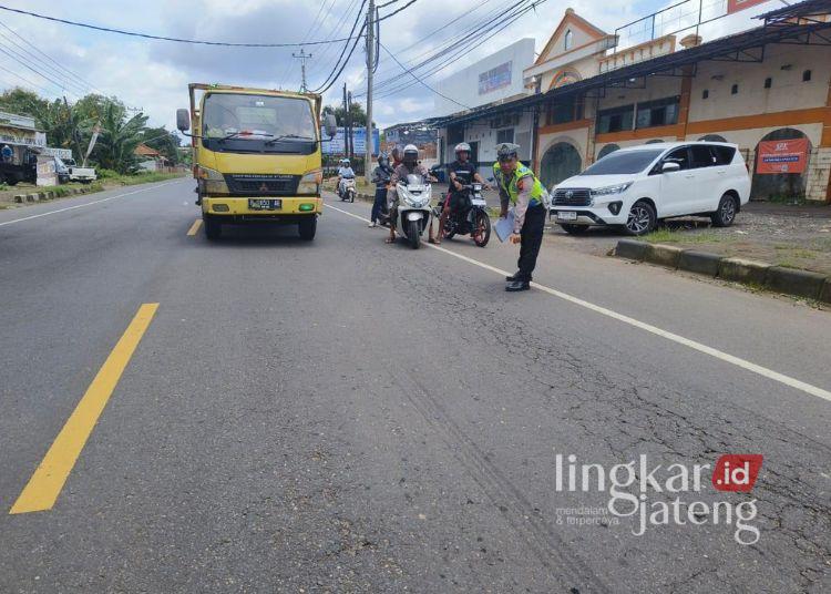 Niat Hindari Kendaraan, Motor Beat Tertabrak Mikrobus di Jalan Jepara–Kudus 25 TKP: Tim Satlantas Polres Jepara memeriksa lokasi kecelakaan motor vs mikrobus di Jalan Raya Jepara-Kudus Desa Ngabul, Kecamatan Tahunan, Kabupaten Jepara pada Rabu, 24 Juni 2026. (dok for Lingkarjateng.id)