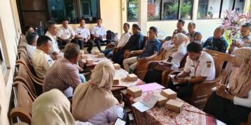 Suasana rapat koordinasi penataan pedagang kaki lima (PKL) di Kantor Kecamatan Kedungwuni, Kabupaten Pekalongan pada Rabu, 24 Juni 2026. (Fahri Akbar/Lingkarjateng.id)