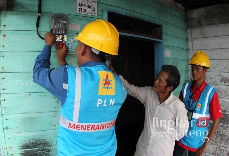 Ilustrasi : Petugas memasang sambungan listrik baru bagi warga penerima subsidi. Foto : Dok.Humas PLN/Lingkar
