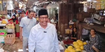 Bupati Rembang, Harno, saat meninjau Pasar Rembang. (Vicky Rio/Lingkarjateng.id)