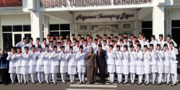 Paskibraka Kendal Angkatan 80 Tuntaskan Tugas Sempurna di Hari Lahir Pancasila 10 Pasukan Pengibar Bendera Pusaka (Paskibraka) Kabupaten Kendal Angkatan 80 foto bersama Bupati, Kepala Badan Kesbangpol usai upacara peringatan Hari Lahir Pancasila di Alun-Alun Kabupaten Kendal, Senin 1 Mei 2026. (Anik Kustiani/Lingkarjateng.id)