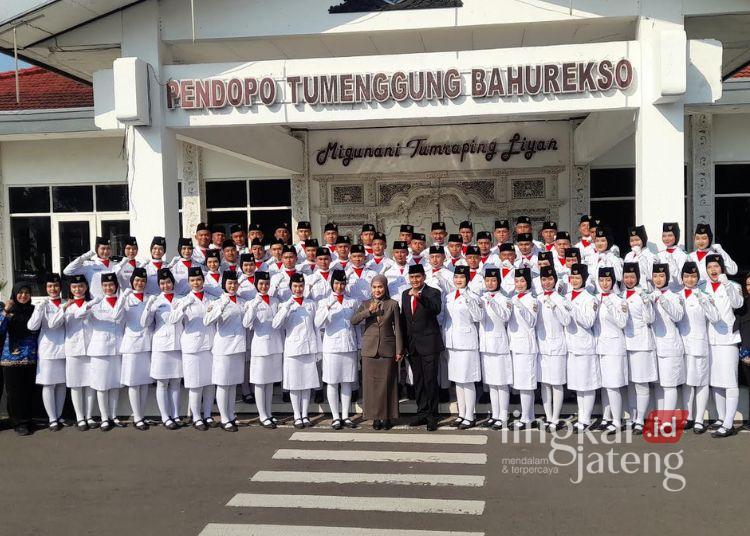 Paskibraka Kendal Angkatan 80 Tuntaskan Tugas Sempurna di Hari Lahir Pancasila 25 Pasukan Pengibar Bendera Pusaka (Paskibraka) Kabupaten Kendal Angkatan 80 foto bersama Bupati, Kepala Badan Kesbangpol usai upacara peringatan Hari Lahir Pancasila di Alun-Alun Kabupaten Kendal, Senin 1 Mei 2026. (Anik Kustiani/Lingkarjateng.id)