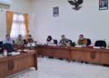 Komisi A DPRD Pati Gandeng Akademisi Sempurnakan Raperda Bantuan Hukum 26 Komisi A DPRD Pati menggelar public hearing dalam rangka mematangkan Rancangan Peraturan Daerah (Raperda) tentang Bantuan Hukum untuk Masyarakat Miskin dan Kelompok Rentan, Senin, 15 Juni 2026. (Lingkarjateng.id)