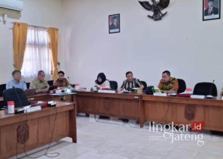 Komisi A DPRD Pati Gandeng Akademisi Sempurnakan Raperda Bantuan Hukum 25 Komisi A DPRD Pati menggelar public hearing dalam rangka mematangkan Rancangan Peraturan Daerah (Raperda) tentang Bantuan Hukum untuk Masyarakat Miskin dan Kelompok Rentan, Senin, 15 Juni 2026. (Lingkarjateng.id)