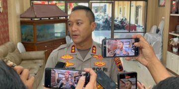 Pejabat Pemkab Pekalongan hingga Eks Karyawan Resto Diperiksa KPK Soal Kasus Fadia Arafiq 1 Kapolres Pekalongan Kota, AKBP Riki Yariandi, memberikan keterangan kepada awak media. (Fahri Akbar/Lingkarjateng.id)