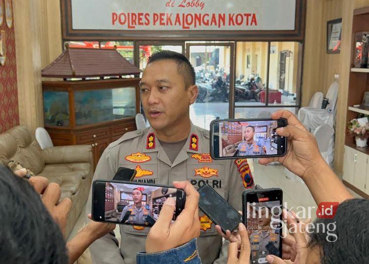 Pejabat Pemkab Pekalongan hingga Eks Karyawan Resto Diperiksa KPK Soal Kasus Fadia Arafiq 25 Kapolres Pekalongan Kota, AKBP Riki Yariandi, memberikan keterangan kepada awak media. (Fahri Akbar/Lingkarjateng.id)