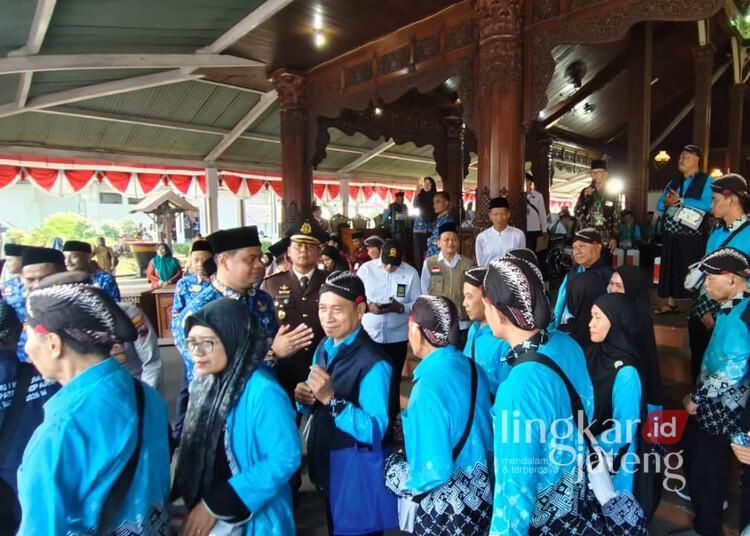 1.527 Jemaah Haji Jepara Dijadwalkan Pulang ke Kota Ukir Mulai 15 Juni 25 Prosesi pelepasan keberangkatan calon jemaah haji di Pendopo Kabupaten Jepara belum lama ini. (Tomi Budianto/Lingkarjateng.id)