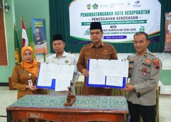 Bupati Jepara, Witiarso Utomo (kedua kanan), berama Kementerian Agama setempat menandatangani nota kesepakatan pencegahan kekerasan di lingkungan pendidikan yang berlangsung di Aula Kantor Kemenag Jepara pada Senin, 29 Juni 2026. (Tomi Budianto/Lingkarjateng.id)