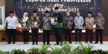 Pemkab Jepara Pertahankan Opini WTP 16 Kali Beruntun 11 Wakil Bupati Jepara, M. Ibnu Hajar (tengah) menerima laporan hasil pemeriksaan atas LKPD Tahun 2025 di Kantor BPK Perwakilan Provinsi Jawa Tengah, Semarang pada Kamis, 11 Juni 2026. (dok fro Lingkarjateng.id)