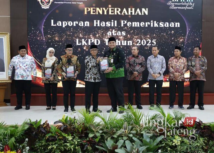 Pemkab Jepara Pertahankan Opini WTP 16 Kali Beruntun 25 Wakil Bupati Jepara, M. Ibnu Hajar (tengah) menerima laporan hasil pemeriksaan atas LKPD Tahun 2025 di Kantor BPK Perwakilan Provinsi Jawa Tengah, Semarang pada Kamis, 11 Juni 2026. (dok fro Lingkarjateng.id)