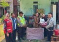 Pemkab Jepara Gerak Cepat Beri Bantuan Korban Kebakaran di Donorojo 26 Sekretaris Camat Donorojo, Fatkhul Ulum, bersama Kepala Bidang Rehabilitasi, Perlindungan, dan Jaminan Sosial Dinsospermasdes Jepara, Iman Bagus Sesulih, menyarahkan bantuan kepada korban kebakaran di Desa Banyumanis, Kecamatan Donorojo, Rabu, 10 Juni 2026. (Tomi Budianto/Lingkarjateng.id)