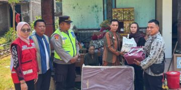 Pemkab Jepara Gerak Cepat Beri Bantuan Korban Kebakaran di Donorojo 10 Sekretaris Camat Donorojo, Fatkhul Ulum, bersama Kepala Bidang Rehabilitasi, Perlindungan, dan Jaminan Sosial Dinsospermasdes Jepara, Iman Bagus Sesulih, menyarahkan bantuan kepada korban kebakaran di Desa Banyumanis, Kecamatan Donorojo, Rabu, 10 Juni 2026. (Tomi Budianto/Lingkarjateng.id)