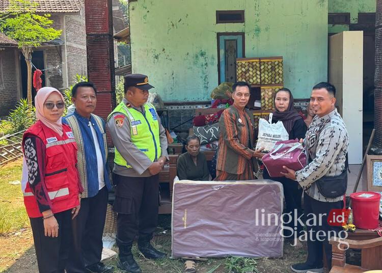 Sekretaris Camat Donorojo, Fatkhul Ulum, bersama Kepala Bidang Rehabilitasi, Perlindungan, dan Jaminan Sosial Dinsospermasdes Jepara, Iman Bagus Sesulih, menyarahkan bantuan kepada korban kebakaran di Desa Banyumanis, Kecamatan Donorojo, Rabu, 10 Juni 2026. (Tomi Budianto/Lingkarjateng.id)