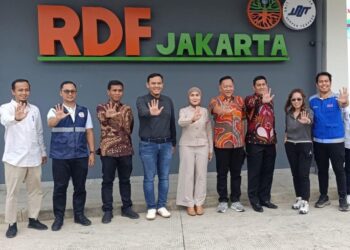 Bupati Kendal, Dyah Kartika Permanasari (tengah) bersama Sekretaris DLH Kendal, Syaiful Huda bersama jajaran studi tiru ke RDF Rorotan DKI Jakarta. (dok for Lingkarjateng.id)