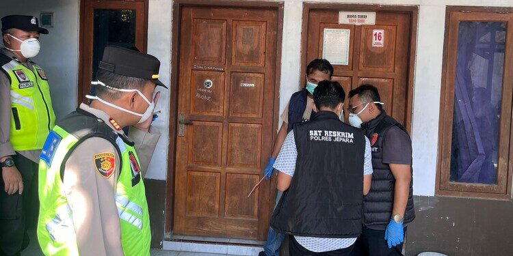 Polisi melakukan olah TKP kasus meninggalnya seorang pemudi di kamar kos di Desa Pecangaan Kulon, Kecamatan Pecangaan, Kabupaten Jepara, Kamis, 25 Juni 2026. (Tomi Budianto/Lingkarjateng.id)