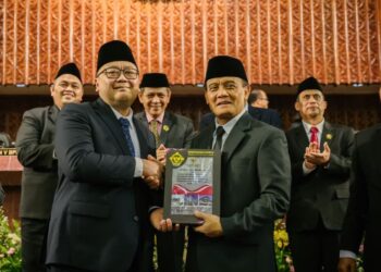 Gubernur Jawa Tengah Ahmad Luthfi menerima hasil pemeriksaan laporan keuangan pemerintah daerah dari Badan Pemeriksa Keuangan pada Senin, 8 Juni 2026. (Humas Pemprov Jateng/Lingkarjateng.id)