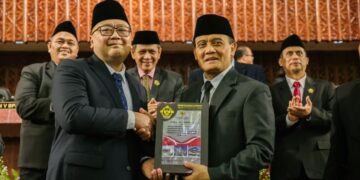 Gubernur Jawa Tengah Ahmad Luthfi menerima hasil pemeriksaan laporan keuangan pemerintah daerah dari Badan Pemeriksa Keuangan pada Senin, 8 Juni 2026. (Humas Pemprov Jateng/Lingkarjateng.id)